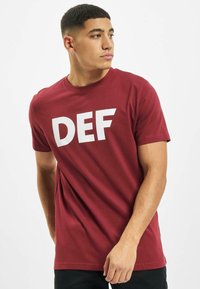 DEF HER SECRET - Trükipildiga T-särk - burgundy
