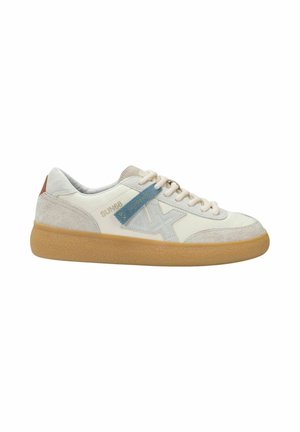 Sneaker bianca e beige a taglio basso con suola in gomma, chiusura frontale con lacci, targhetta blu con scritto "JOLIUS EDITION" e marchio "SUN68" sul lato.