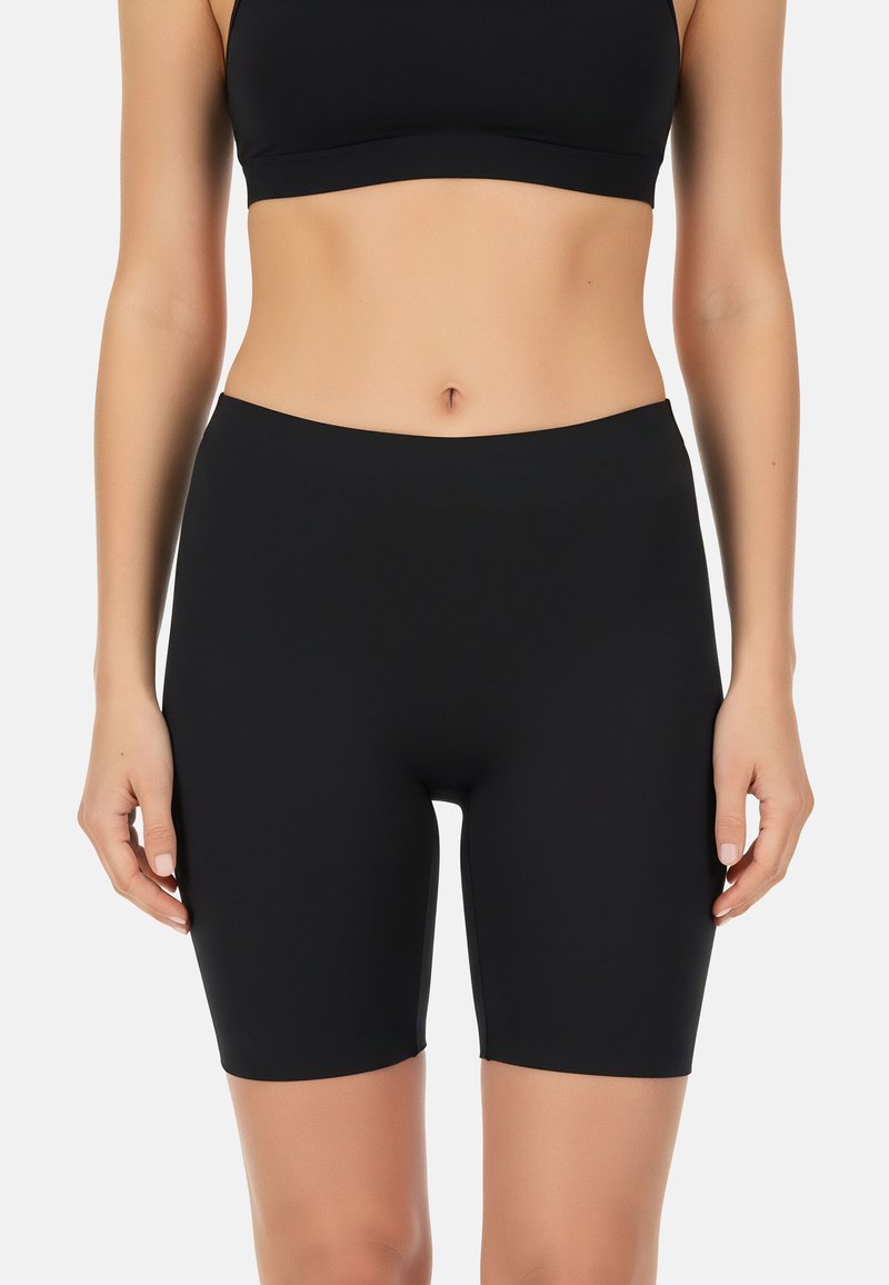 Zwarte, rekbare fietsshorts met een hoge tailleband, ontworpen voor comfort. Glad textuur, getailleerde pasvorm, geschikt voor vrijetijdskleding of actieve kleding.