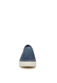 Scarpa slip-on in denim blu navy con punta rotonda, suola in gomma bianca e design minimalista, impreziosita da dettagli di cucitura a contrasto.
