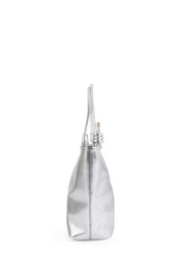 Bolso de mano de cuero plateado con forma redondeada, correas delgadas y un detalle recogido en la parte superior. Textura suave y diseño elegante.