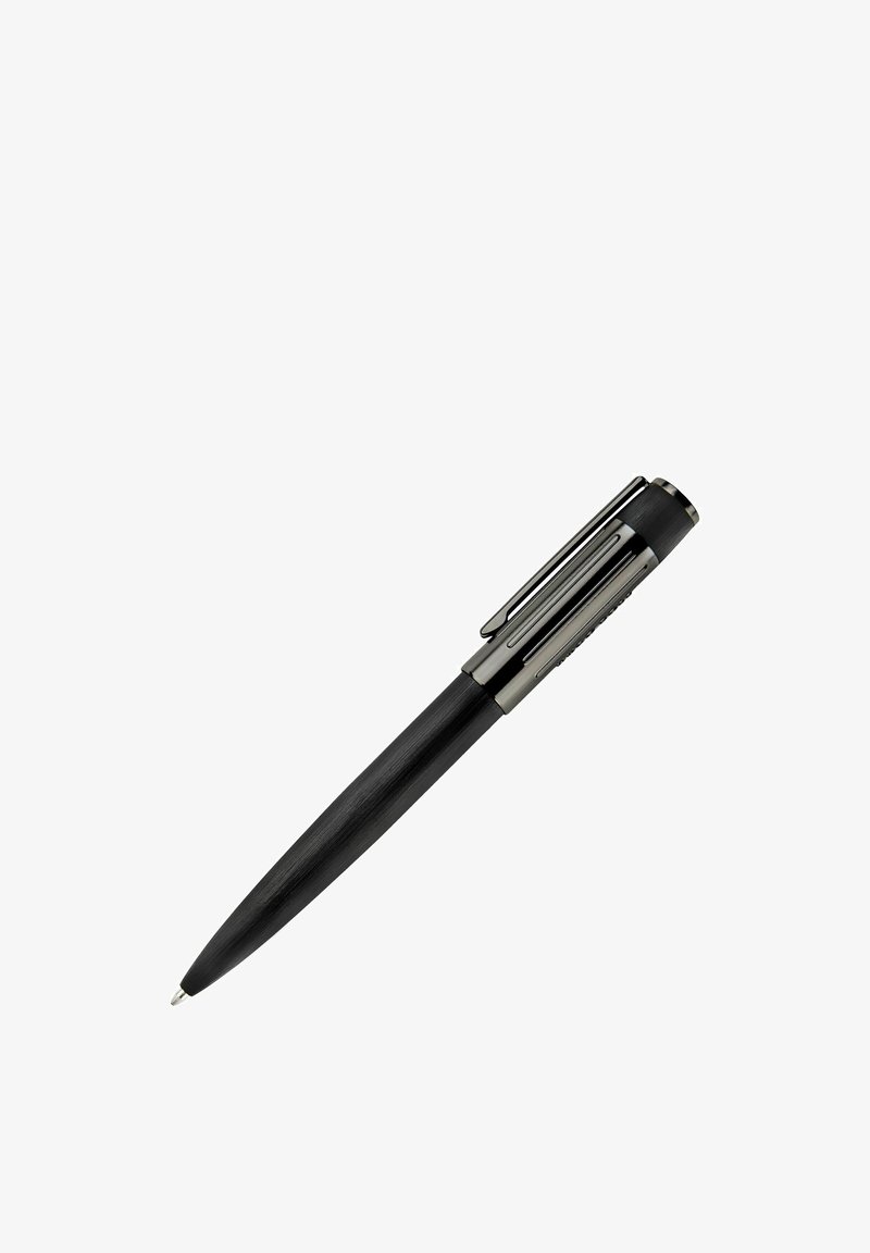 Stylo à bille noir avec clip et pointe argentés, incliné en diagonale sur fond blanc.