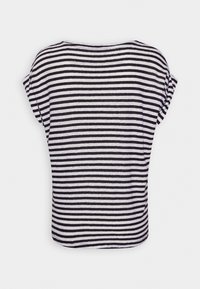 Pruhované tričko s krátkým rukávem, které má vodorovné černobílé pruhy, kulatý výstřih, volný střih a měkkou, lehkou tkaninu.