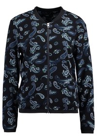 Svart bomberjacka med paisleymönster i blå och gröna nyanser, med dragkedja fram, ribbade ärmslut och en mjuk textur.