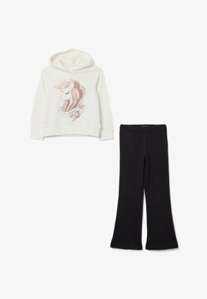 Witte hoodie met een eenhoornafbeelding in pastelkleuren en de tekst "Wees Fier", gecombineerd met zwarte flared sweatpants.