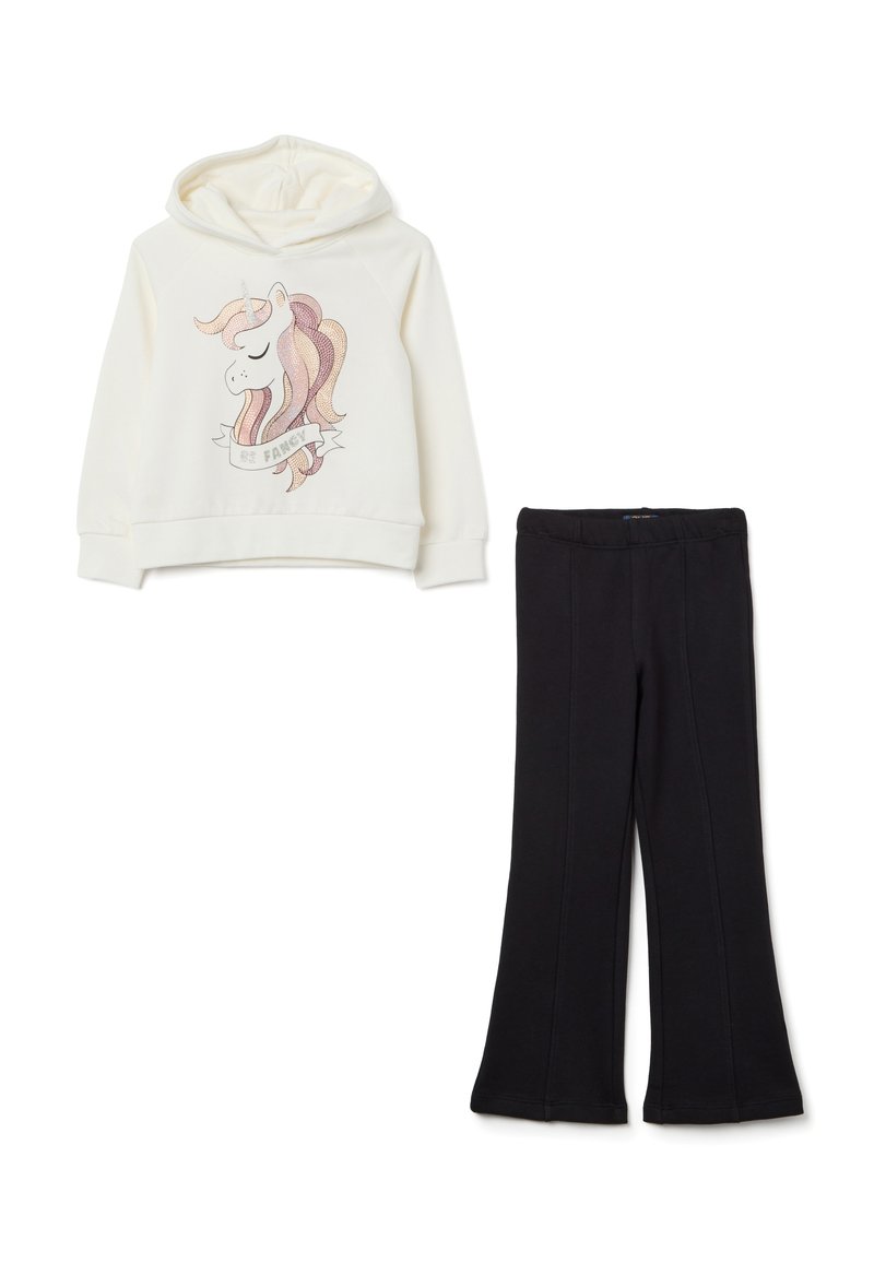 Witte hoodie met een eenhoornafbeelding in pastelkleuren en de tekst "Wees Fier", gecombineerd met zwarte flared sweatpants.