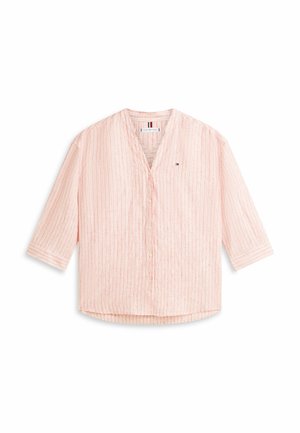 Lichtroze blouse met lange mouwen en knopen, voorzien van dunne witte verticale strepen en een klein logo op de linkerborst, met een V-hals.