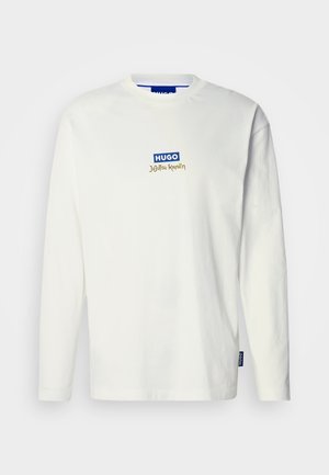 Valge pikasilmne T-särk 100% puuvillast, millel on rinnal sinine ja kuldne "HUGO" logo ning "Jujutsu Kaisen" tekst. Lihtne ümar kaelus.