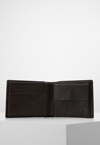 Portafoglio in pelle marrone, design bifold, con numerose tasche per carte, un compartimento per le banconote e un interno dalla texture liscia.