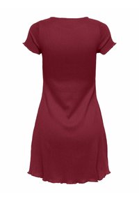 Robe en tricot côtes de couleur rouge profond, à manches courtes, col rond et ourlet évasé avec un bord légèrement festonné. Texture lisse sur l'ensemble.