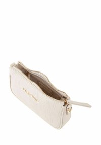 Cremefarbene Lederclutch mit geprägt-geometrischem Muster, goldfarbenen Metallteilen, Reißverschluss und abnehmbarem Handgelenkriemen. Innenausstattung mit Organisationsfächern.