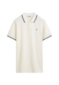 Camisa polo blanca de algodón, con un collar clásico, detalles a rayas verdes en el cuello y las mangas, y un pequeño logo en el pecho.
