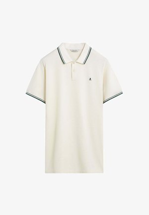 Camisa polo blanca de algodón, con un collar clásico, detalles a rayas verdes en el cuello y las mangas, y un pequeño logo en el pecho.