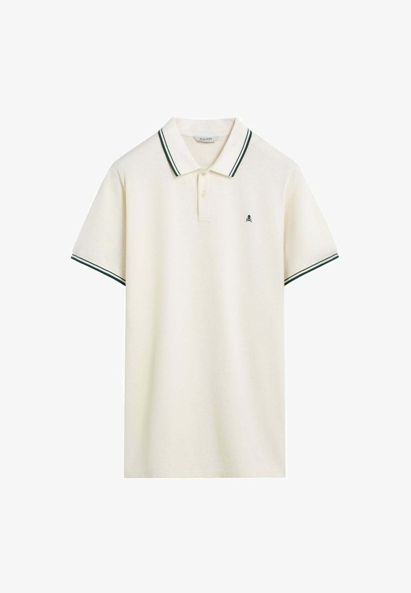 Camisa polo blanca de algodón, con un collar clásico, detalles a rayas verdes en el cuello y las mangas, y un pequeño logo en el pecho.