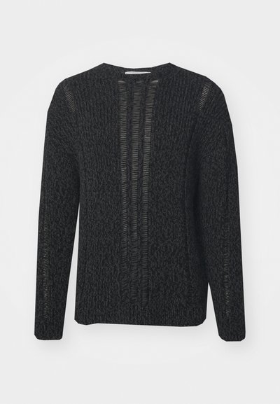 Pulover negru tricotat cu mâneci lungi și guler rotund, având detalii texturate și fante orizontale pe panoul frontal.