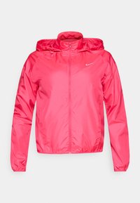 Pink Nike jakke lavet af letvægtsmateriale, med lynlås fortil, justerbar hætte og elastiske manchetter for et tætsiddende look.