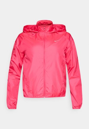 Różowa kurtka Nike wykonana z lekkiego materiału, z zippowanym przodem, regulowanym kapturem oraz elastycznymi mankietami, zapewniająca dopasowany wygląd.