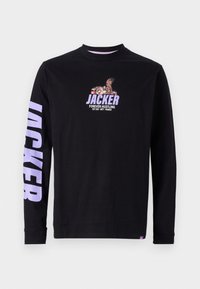 Sort langærmet t-shirt lavet af bomuld med rund halsudskæring. Har "JACKER" grafik og legende kunstværk på brystet og ærmet.