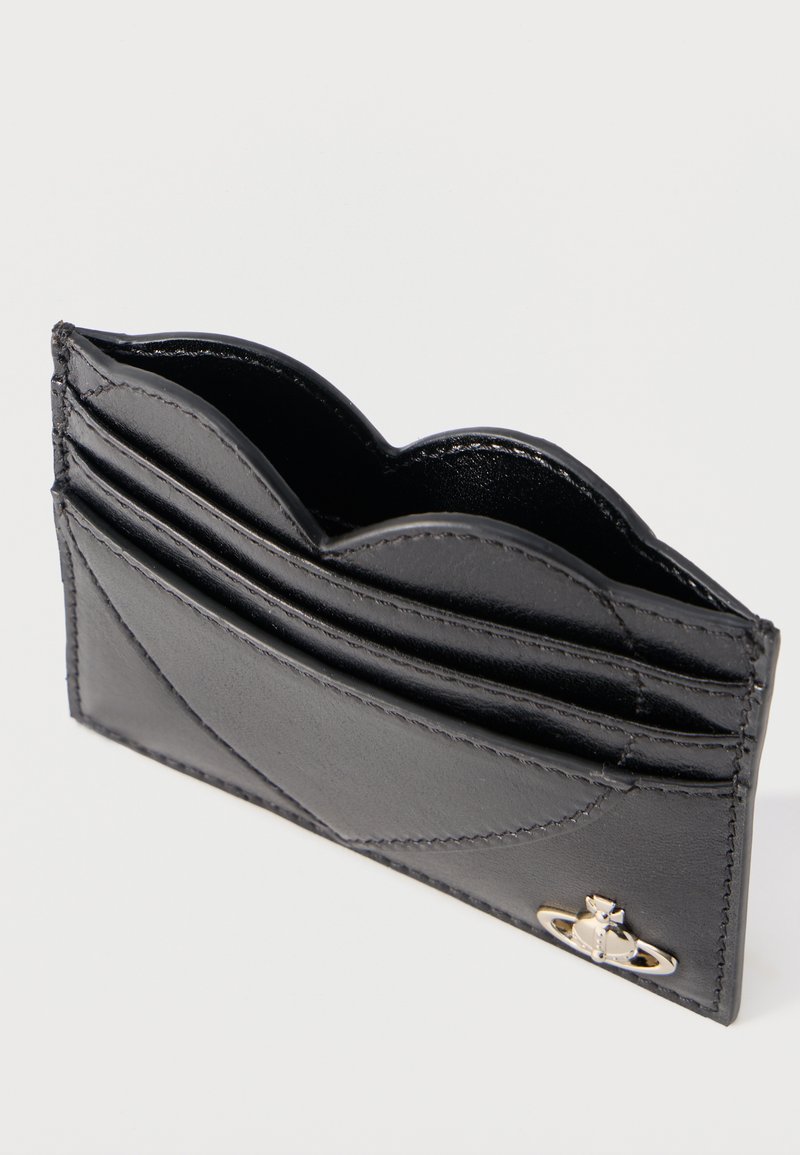Portacarte in pelle nera con bordi superiori arrotondati, molteplici fessure per carte e un piccolo emblema argento a forma di sfera e anello nell'angolo inferiore.