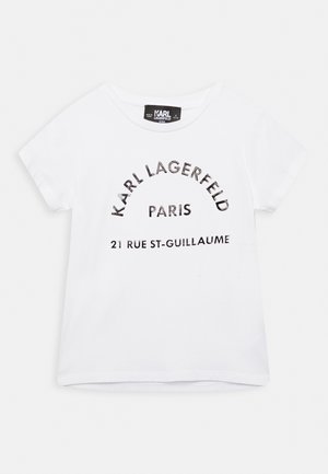 Weißes Baumwoll-T-Shirt mit schwarzem Drucktext: "KARL LAGERFELD PARIS 21 RUE ST-GUILLAUME." Kurze Ärmel und Rundhalsausschnitt.