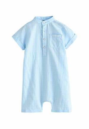 Une combinaison à manches courtes de couleur bleu clair faite d'un tissu texturé. Elle présente une patte de boutonnage, un col et une petite poche avec "BAKER" brodé.