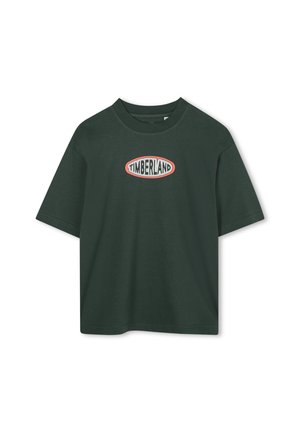 Groene katoenen T-shirt met korte mouwen en een ronde halslijn, met een centraal "TIMBERLAND" logo in witte en oranje ovaal details.