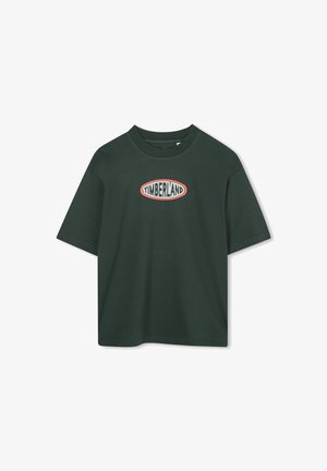 Groene katoenen T-shirt met korte mouwen en een ronde halslijn, met een centraal "TIMBERLAND" logo in witte en oranje ovaal details.