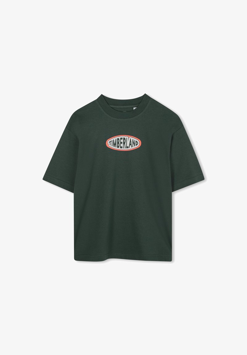 Πράσινο βαμβακερό μπλουζάκι με κοντό μανίκι και στρογγυλή λαιμόκοψη, που διαθέτει το κεντρικό λογότυπο "TIMBERLAND" σε λευκό χρώμα με πορτοκαλί λεπτομέρειες σε οβάλ σχήμα.