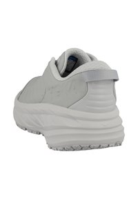 Zapatilla de running gris claro con parte superior texturizada, talón acolchado y suela de goma duradera. Cuenta con una tira en el talón para facilitar su uso.