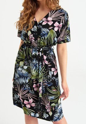 Lyhythihainen mekko mustasta kankaasta, jossa kukkakuvio pinkeillä, sinisillä ja vihreillä korostuksilla; V-kaula-aukko ja säädettävä vyötärönauha.