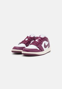 Jordan AIR JORDAN 1 LOW - Tenisice - white/bordeaux/sail