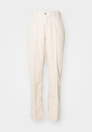 Beżowe spodnie o prostych nogawkach wykonane z mieszanki bawełny. Posiadają dwie kieszenie z przodu, zapięcie na guzik oraz widoczne detale przeszycia.