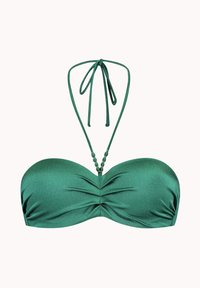 Top de bikini bandeau en verde esmeralda con fruncidos, lazos al cuello y un adorno de cuentas en el centro. Textura suave y diseño sin costuras.