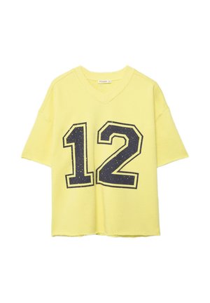 Żółty T-shirt z krótkim rękawem i dekoltem w serek, z dużą czarną liczbą „12” nadrukowaną z przodu, z lekkim efektem postarzenia.
