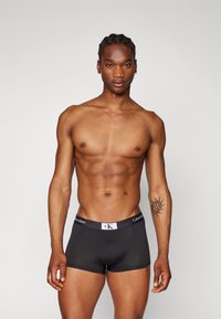 Calvin Klein Underwear MICROFIBRE STRETCH LOW RISE TRUNK 3 PACK  - Gaćice - black/dahlia/griffin