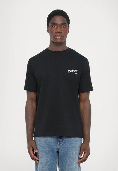 Schwarzes T-Shirt mit kurzen Ärmeln aus Baumwolle. Mit weißem "Iceberg"-Logo auf der linken Brust. Lässige Passform mit rundem Halsausschnitt.