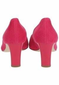Fuchsie semišové lodičky s hladkým povrchem, kulatou špičkou a lesklým podpatkem. Výška podpatku je střední.