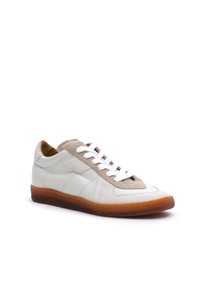 Weiße Leder-Sneaker mit grauen Wildleder-Akzenten, weißen Schnürsenkeln und einer hellbraunen Gummisohle. Abgerundete Zehenpartie und minimalistisches Design.