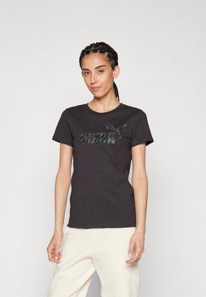 T-shirt noir à manches courtes avec un logo "PUMA" texturé en gris clair et un graphique de panthère. Encolure ronde et tissu en coton lisse.