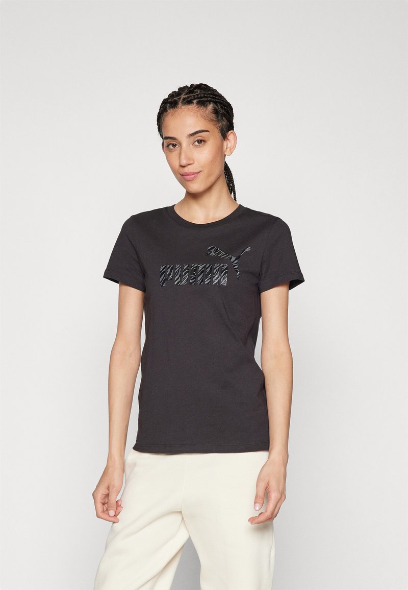 Camiseta negra de manga corta con un logo de "PUMA" en textura gris claro y gráfico de pantera. Cuello redondo y tejido de algodón suave.