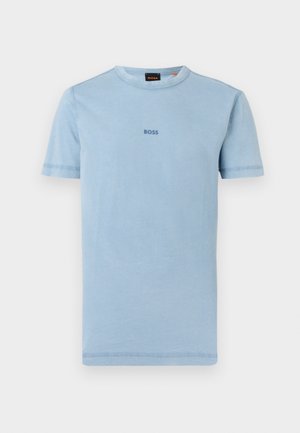 Hellblaues T-Shirt mit kurzen Ärmeln, Rundhalsausschnitt und kleinem "BOSS"-Logo in der Mitte der Brust sowie am inneren Halsbandetikett.