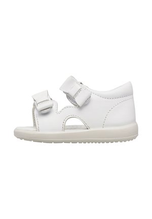 Weiße Kindersandale mit zwei verstellbaren Klettverschlussriemen, offenem Zehenbereich und gepolsterter Sohle, dargestellt auf weißem Hintergrund.