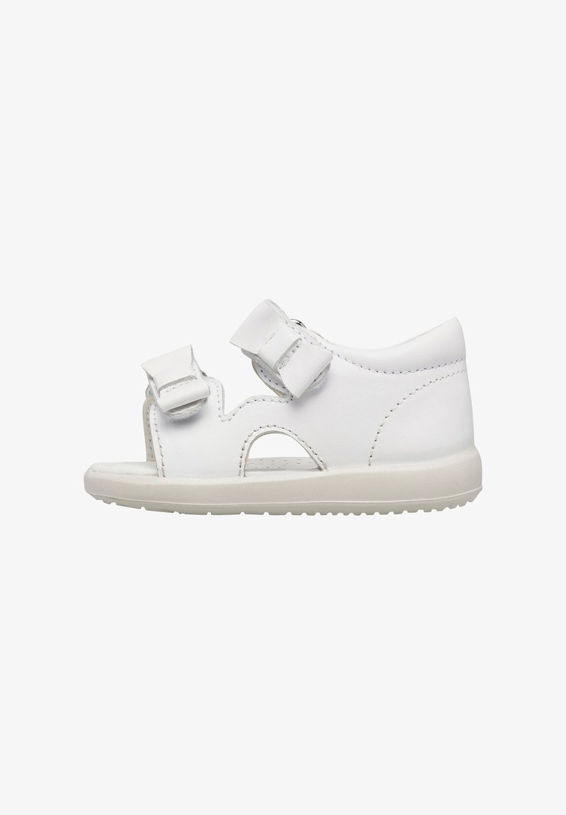 Weiße Kindersandale mit zwei verstellbaren Klettverschlussriemen, offenem Zehenbereich und gepolsterter Sohle, dargestellt auf weißem Hintergrund.