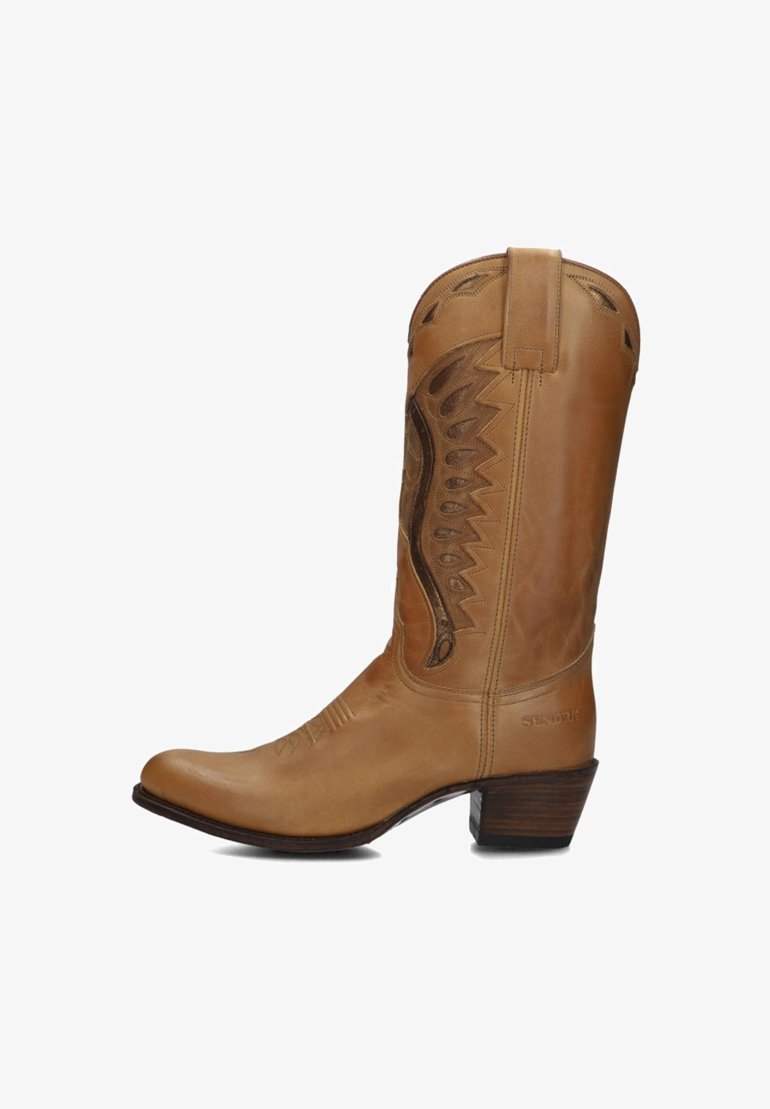 Tan leren cowboylaars met ingewikkelde bruine stiksels en een smalle, puntige neus. Heeft een decoratief ontwerp op de schacht en een gestapelde hak.