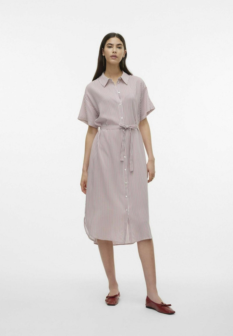 Gestreepte button-up jurk in lichtrood en wit, korte mouwen, tailleband, knielengte, gladde stof met zijsplitten. Draag met bijpassende flats.