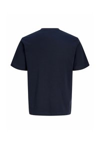 Απλό σκούρο μπλε μπλουζάκι με κοντά μανίκια, εμφανιζόμενο από πίσω με στρογγυλή λαιμόκοψη, σε λευκό φόντο.