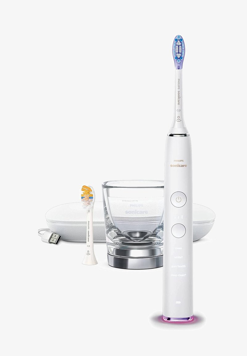 Philips Sonicare elektrische Zahnbürste in Weiß und Silber, mit einem blauen und gelben Bürstenkopf, begleitet von einem Glas und einem Ladeetui.