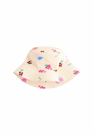 Beige emmerhoed met kleurrijke fruitpatronen, waaronder kersen, druiven en pruimen, weergegeven op een witte achtergrond.