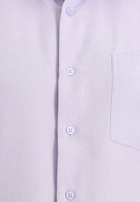 Camicia button-up di un delicato viola chiaro con un tessuto texture, dotata di cinque bottoni e una tasca sul petto sul lato sinistro.