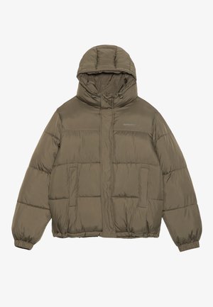 Oliivinvihreä puffer-takki, jossa on huppu, vetoketjukiinnitys, kaksi etutaskua ja joustavat hihansuut. Valmistettu sileästä, eristetystä materiaalista.